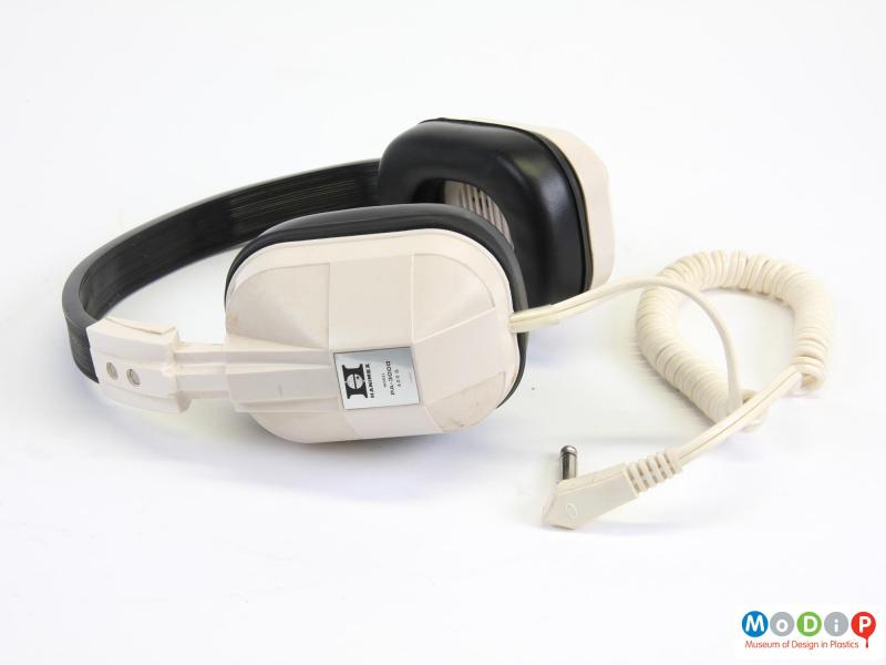 Side view of a pair of headphones showing the ear cover.
