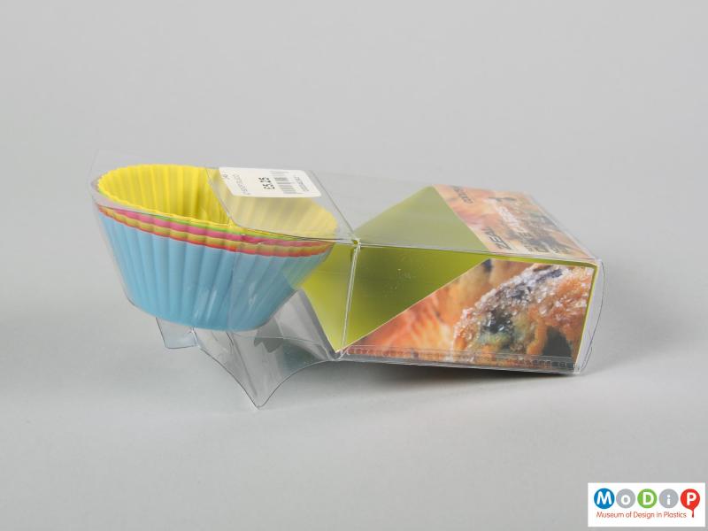 Side view of a set of cake cases showing the packaging.