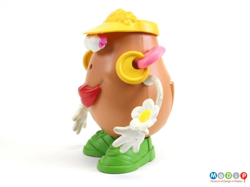 Side view of a potato figure showing the body and the accessories.