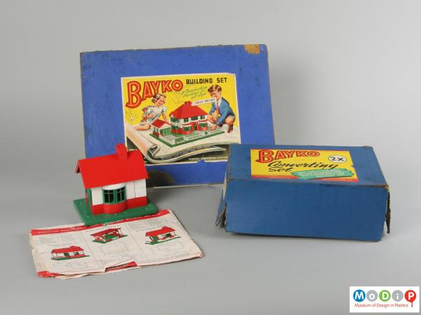 Side view of a building set showing the packaging.