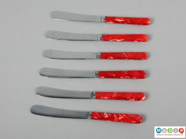 Side view of a knife set showing the rounded blades.