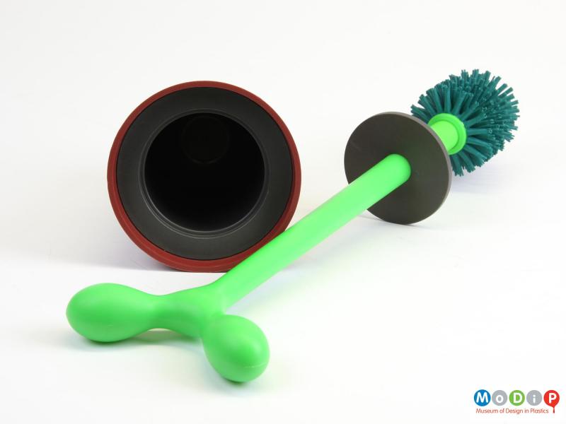 Top view of a toilet brush showing the handle of the brush and the inner surface of the pot.