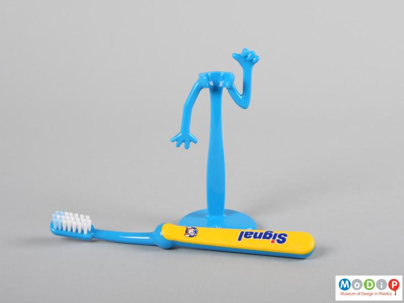 Front view of a Signal toothbrush showing the brush in front of the holder.
