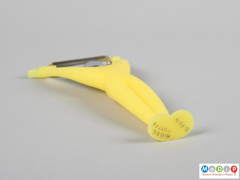 Undersideview of a vegetable peeler showing the slightly curved back.