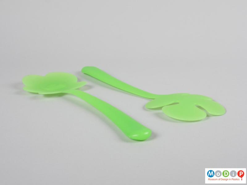 Side view of a pair of salad servers showing the depth of the pieces.