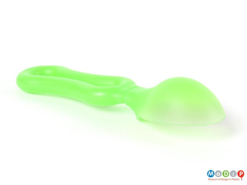 Side view of an ice cream scoop showing the depth of the scoop.