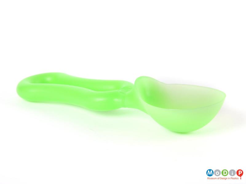Side view of an ice cream scoop showing the depth of the scoop.