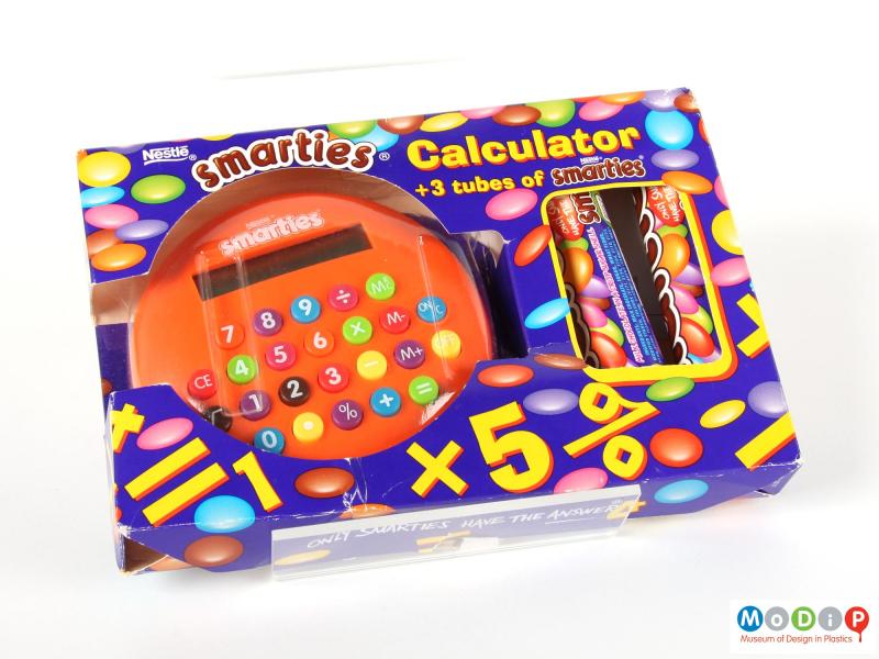 Front view of a calculator showing the packaging.
