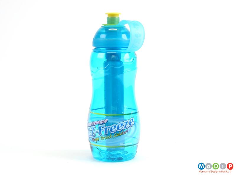 Side view of a drinks bottle showing the freezable core in the centre.