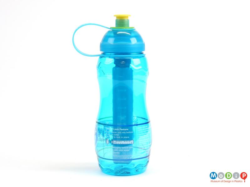 Side view of a drinks bottle showing the freezable core in the centre.