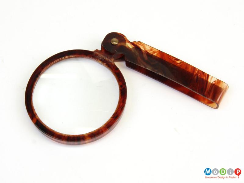 Side view of a magnifying glass showing the extended handle.