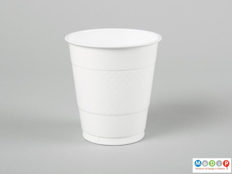 Side view of a pack of cups showing a single cup.