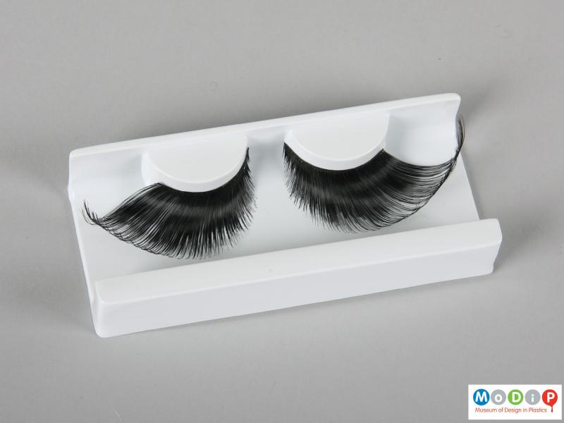 Top view of a pair of false eyelashes showing the varying lash lengths.