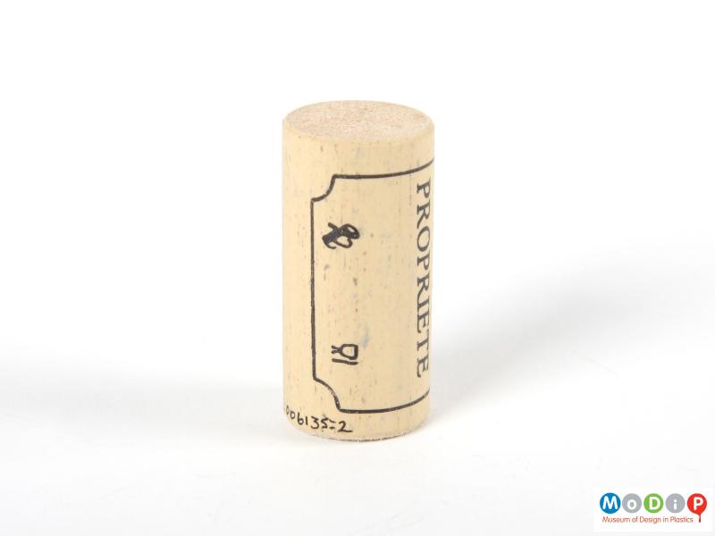 Side view of a cork showing the printed inscription.