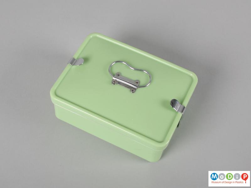 Top view of a sandwich box showing the carrying handle on the lid.