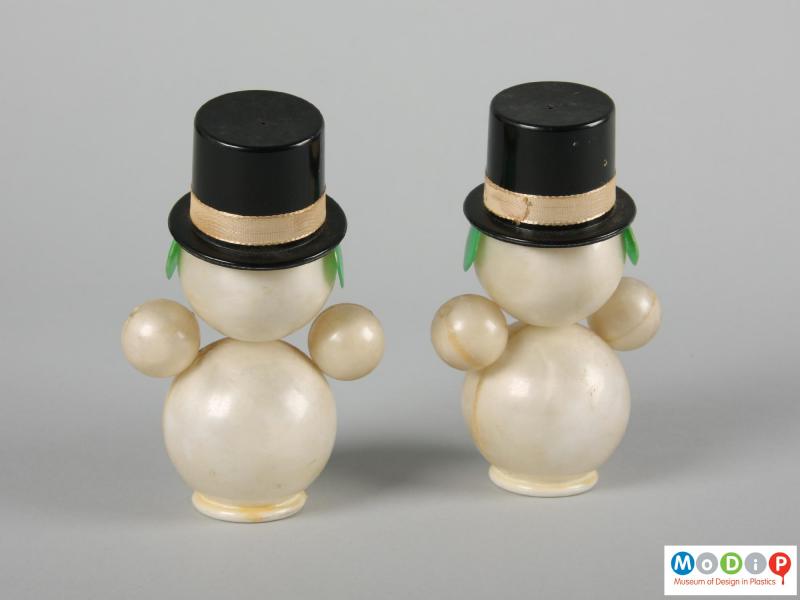 Rear view of a pair of snowman showing the flat bases.