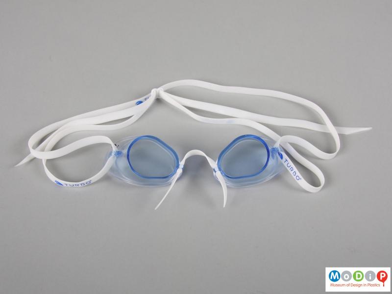 Front view of a pair of swimming goggles showing the eye pieces.