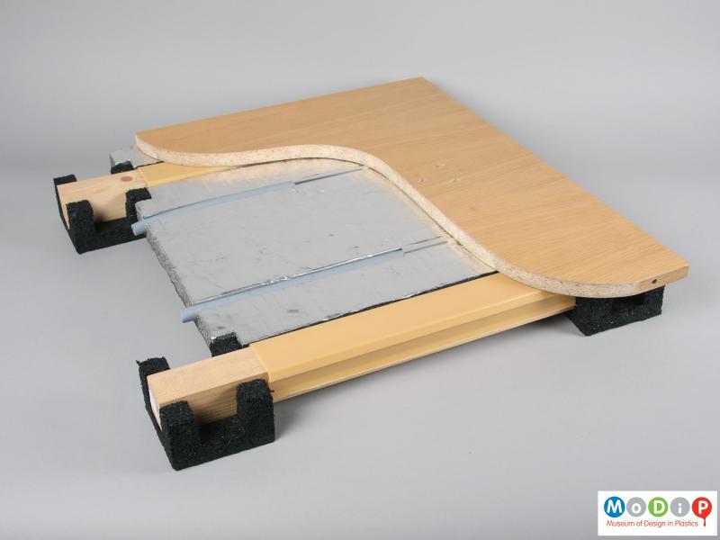 Side view of a sample of underfloor heating the different components.