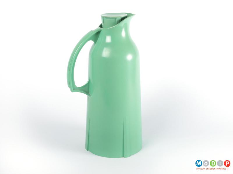 Side view of a vacuum jug showing the integral handle.