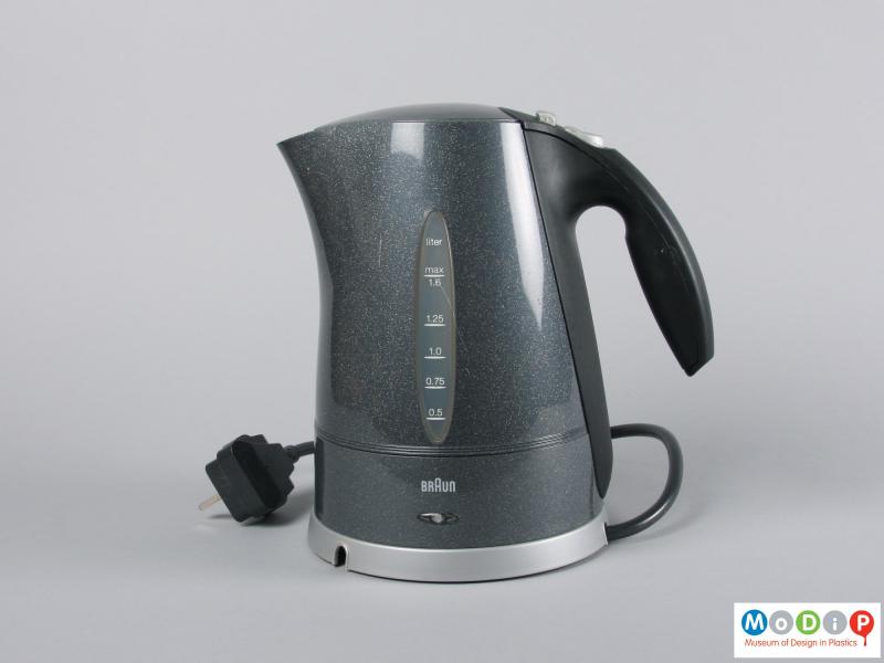 Side view of a kettle showing the base and plug.