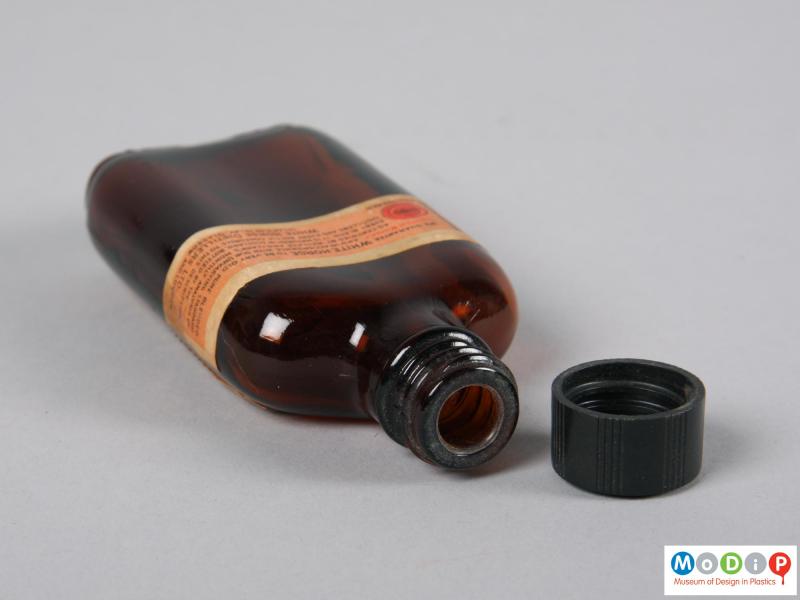Top view of a bottle showing the screw thread on the inside of the lid.