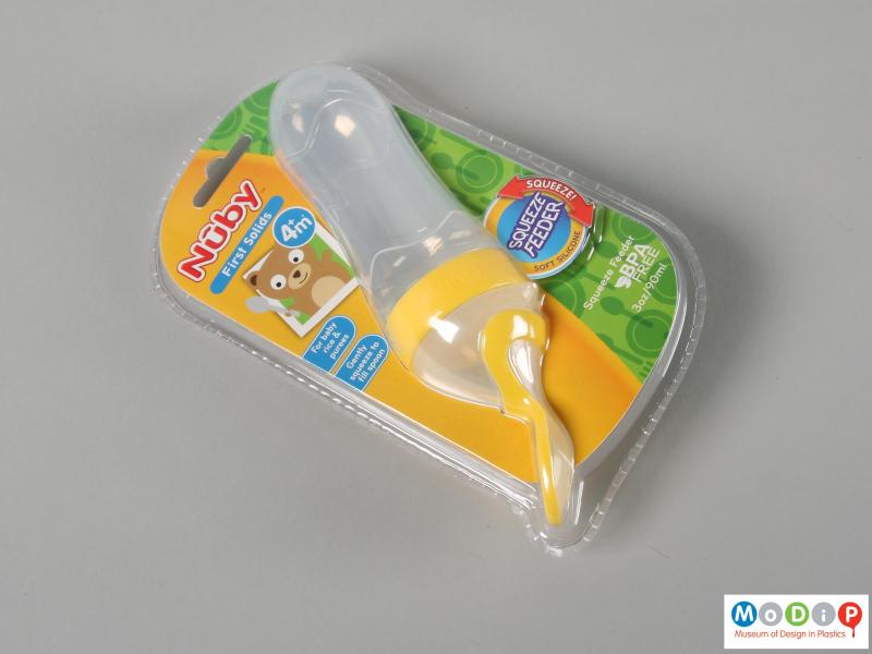 Front view of a spoon showing the packaging.