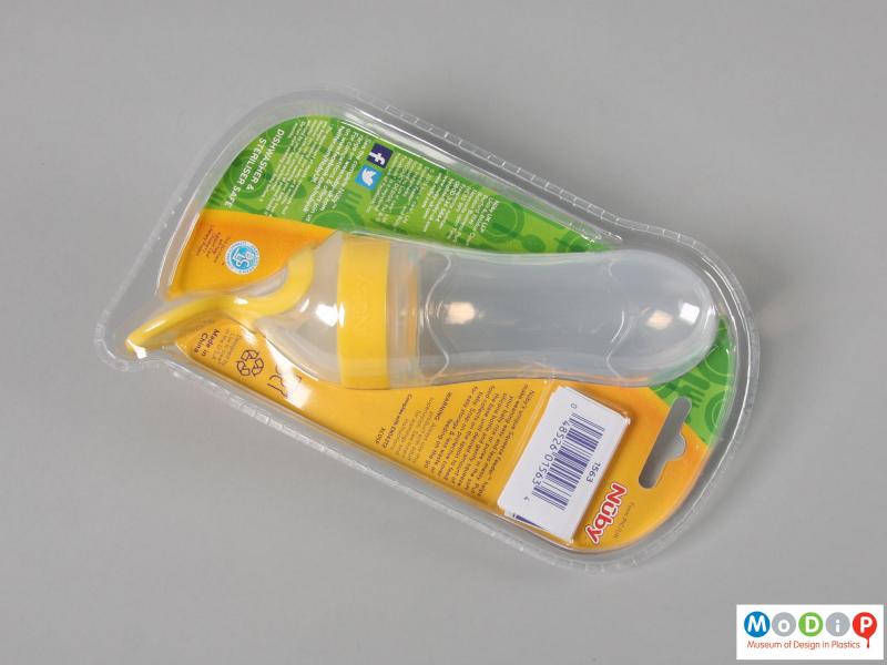 Rear view of a spoon showing the packaging.