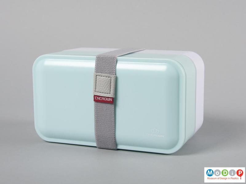 Top view of a lunch box showing the elasticated strap.