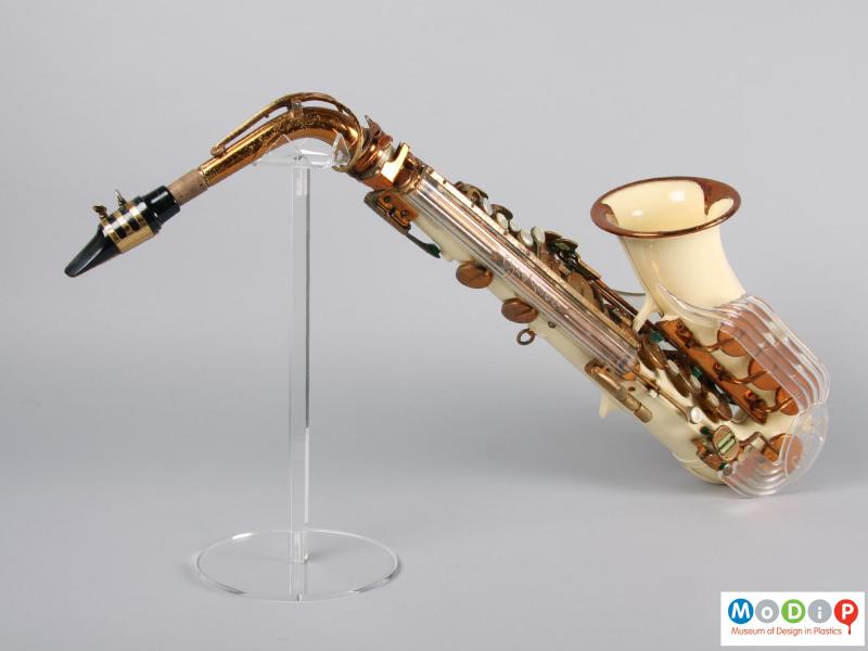 Side view of a saxophone showing the mouthpiece.