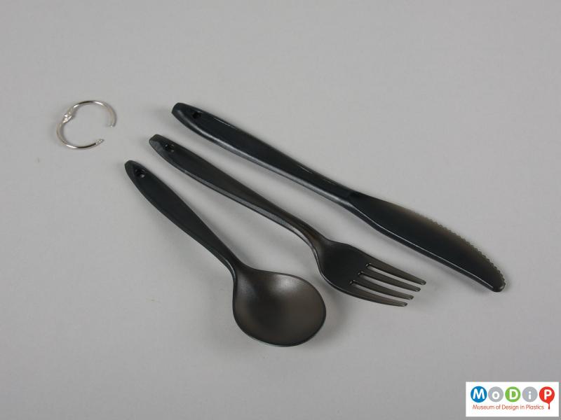 Top view of a set of cutlery showing the pieces separated.