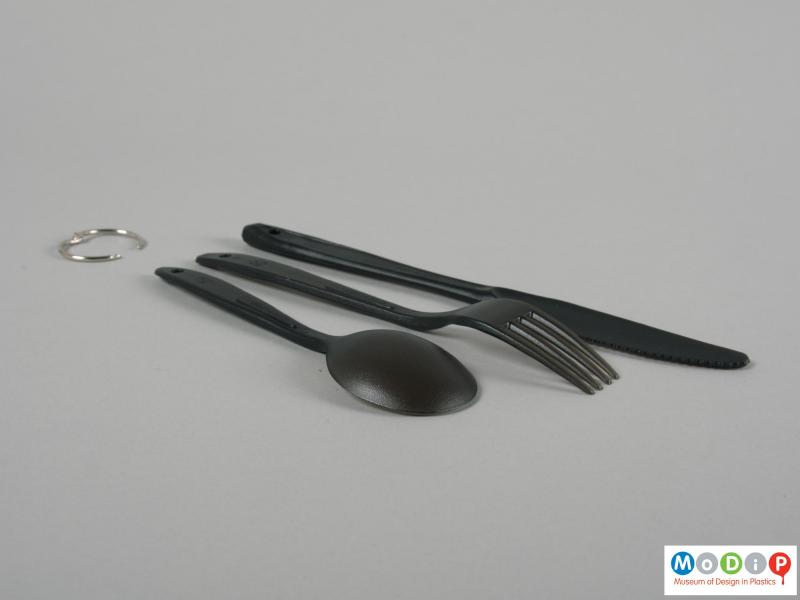 Side view of a set of cutlery showing the pieces separated.