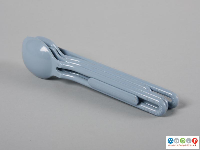 Side view of a cutlery set showing it clipped together.