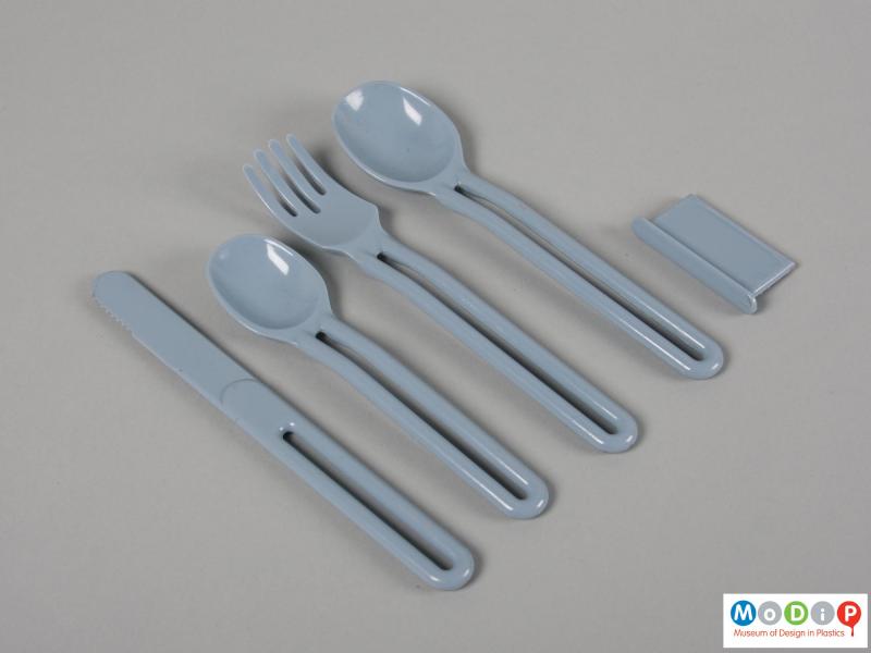 Top view of a cutlery set showing the separate pieces.
