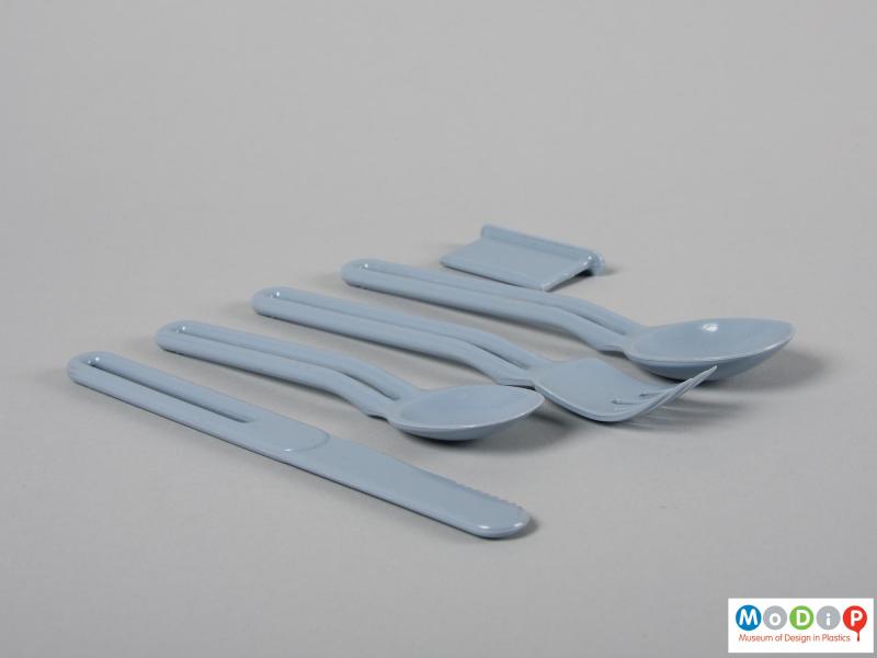 Side view of a cutlery set showing the separate pieces.
