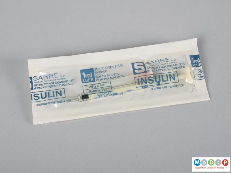 Front view of a syringe showing the packaging.