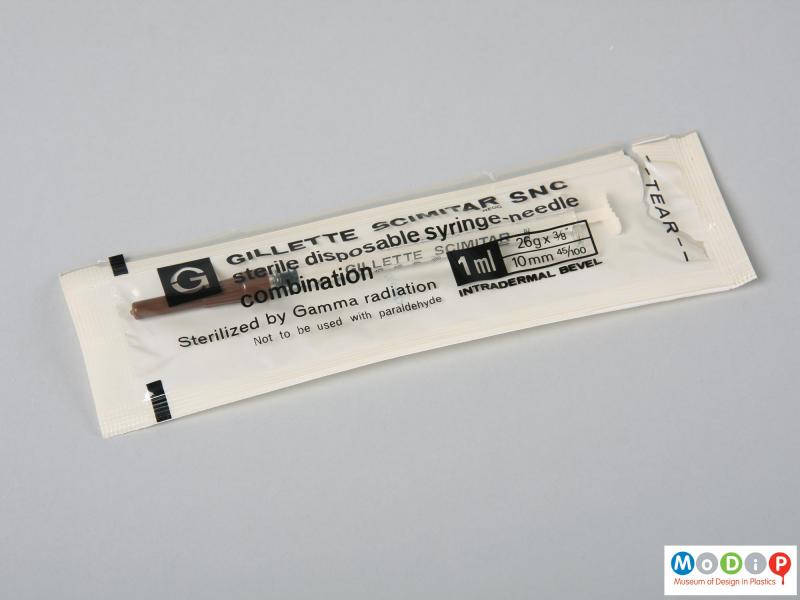 Front view of a syringe showing the packaging.