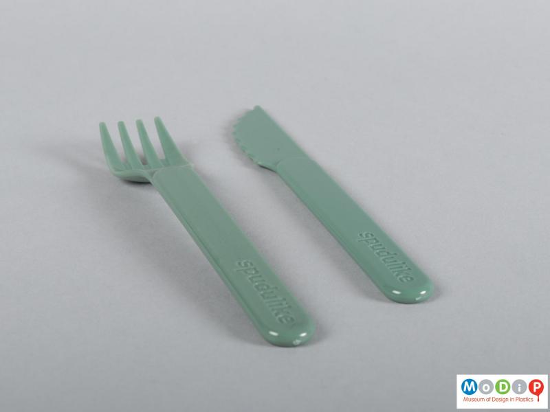 Side view of a cutlery set showing the injection gate in the handles.