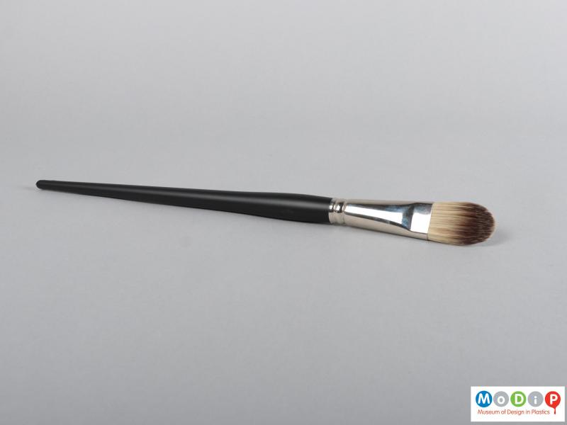Side view of a brush showing the rounded head.