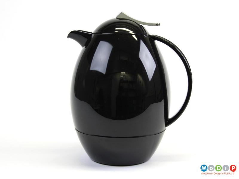 Side view of a vacuum jug showing the curved handle.