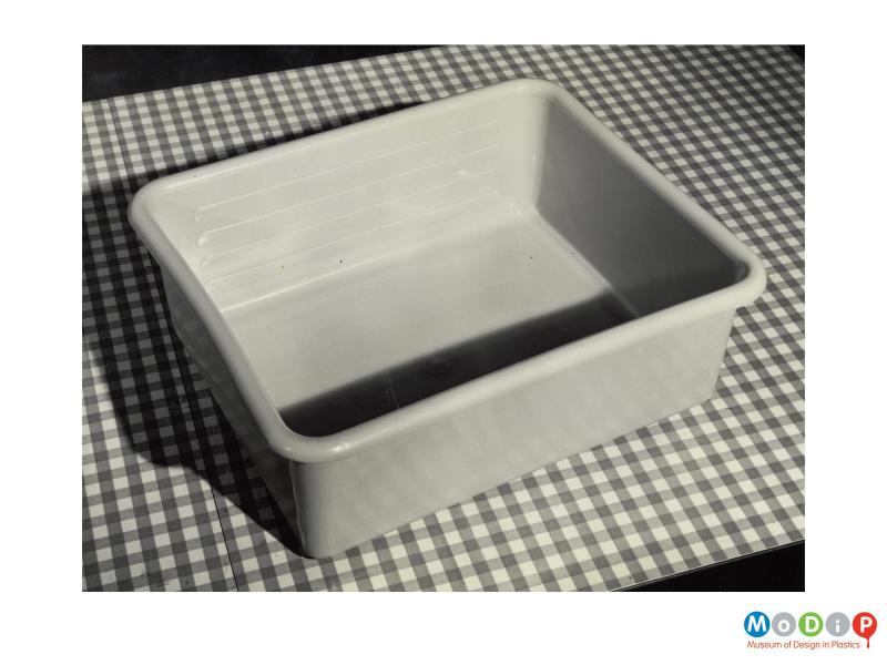 Scanned image showing a rectangular washing up bowl.