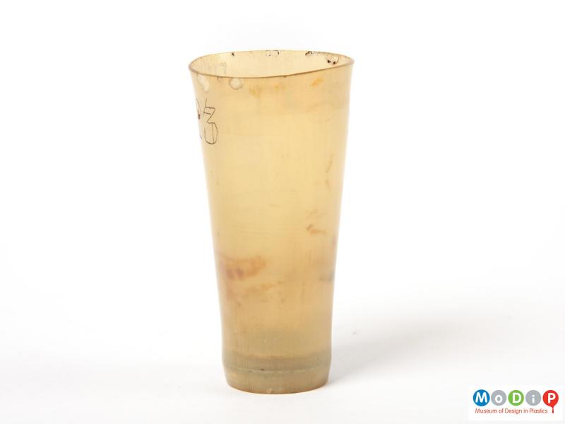 Side view of a beaker showing the plain side.