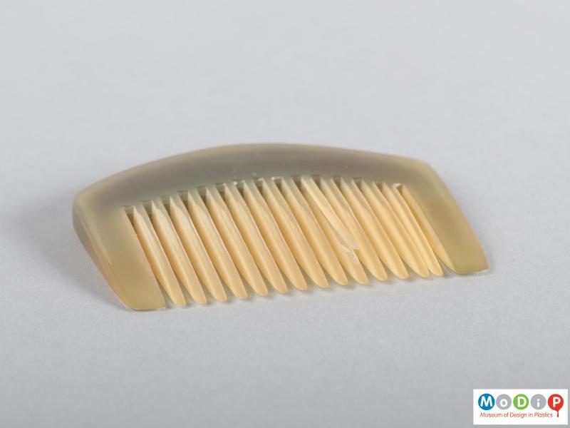 Side view of a comb showing the teeth.