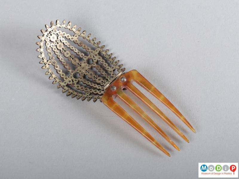 Top view of a comb showing the open heading.