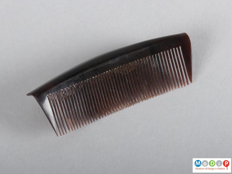 Side view of a comb showing the teeth.