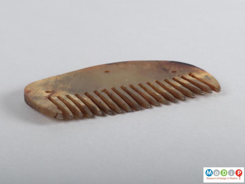 Side view of a comb showing the teeth.