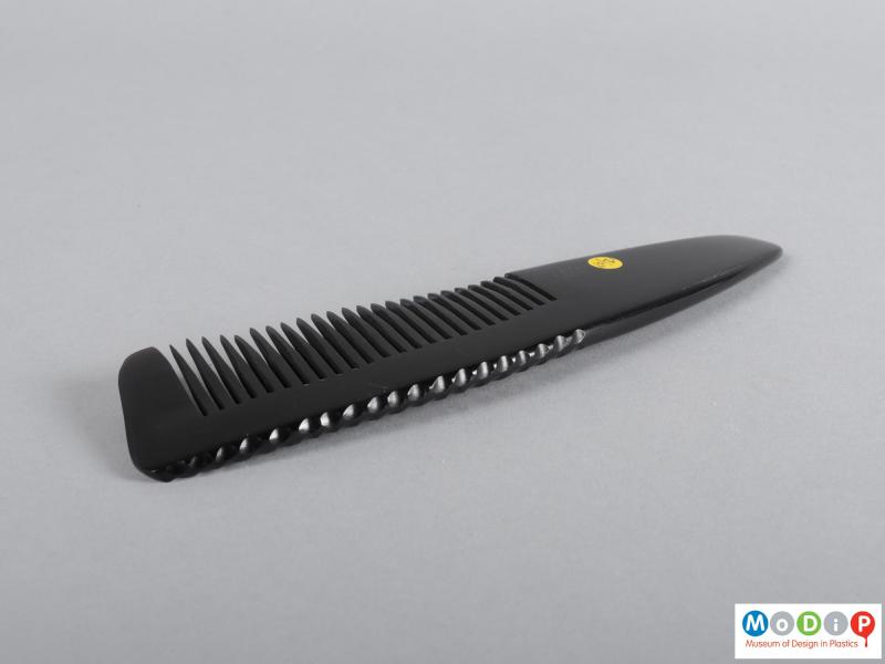 Side view of a comb showing the heading.