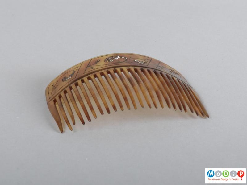 Side view of a comb showing the teeth.