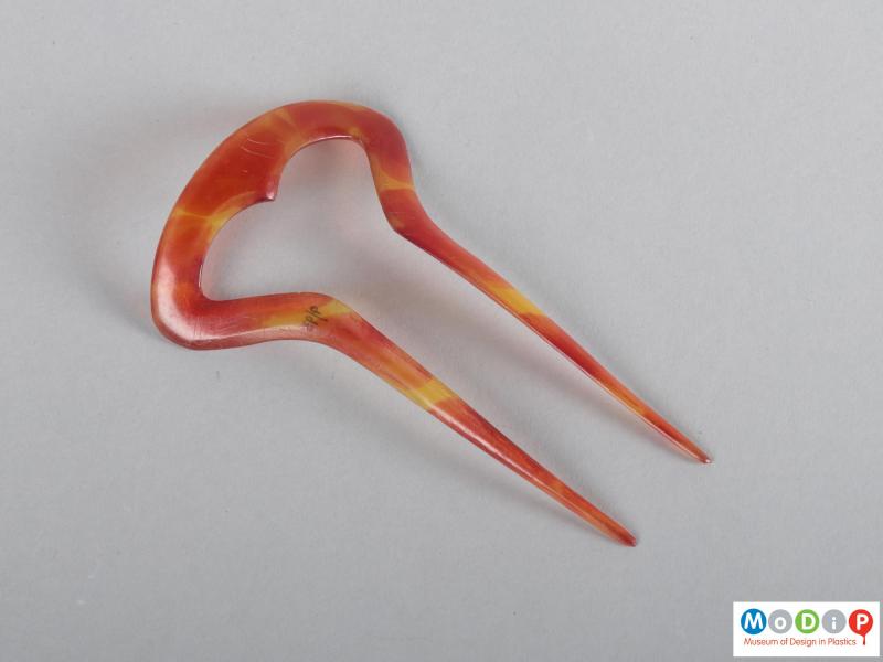 Top view of a hairpin showing the heart-shaped top and its two teeth.