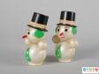 Side view of a pair of snowman showing their spherical arms.