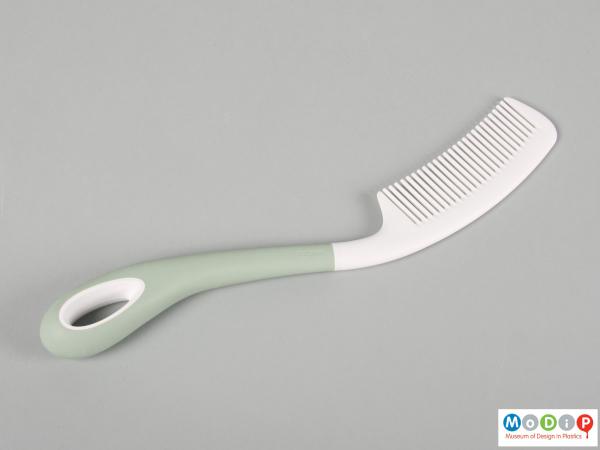 Side view of a comb showing the ergonomic curves.